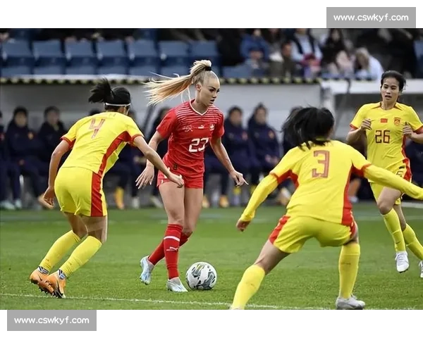 尤文女足艾丽莎 - 莱曼晒比基尼照：阳光沙滩尽显冠军风采