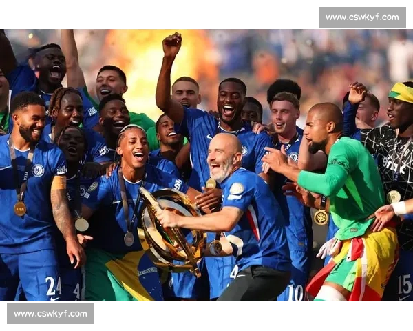 荒诞！世俱杯中断两小时，球员骑单车热身引球迷质疑：世界杯要变健身房？