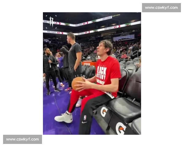 荒诞!世俱杯中断两小时,球员骑单车热身引球迷质疑:世界杯要变健身房?